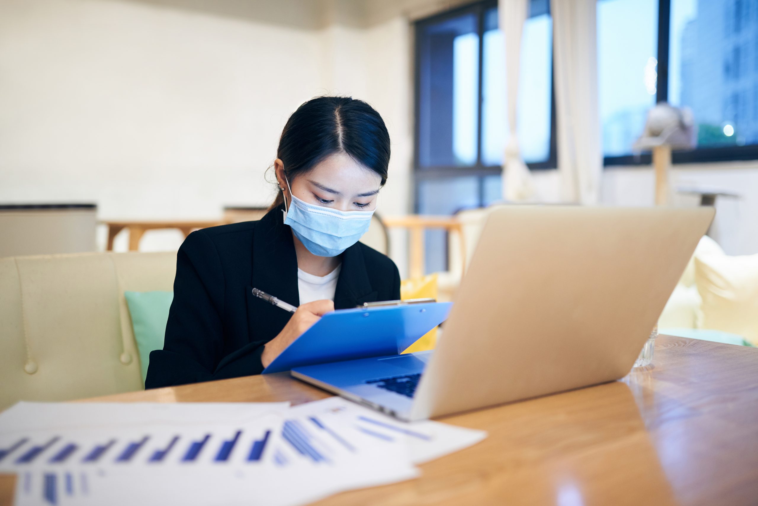 Young,Asian,Businesswoman,Wearing,A,Face,Mask,Was,Working,At