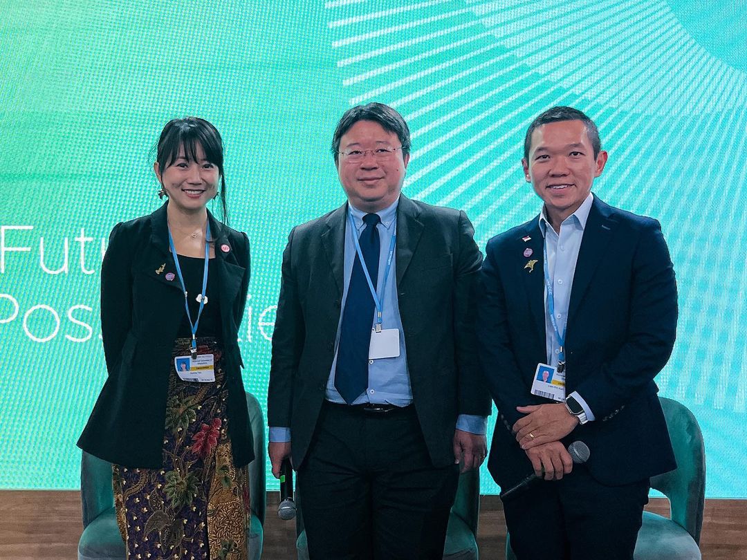 The Carbon Integrity SG launch event saw the NUS Centre for Nature-Based Climate Solutions’ (CNCS) Science Communication and Outreach Lead Ms Audrey Tan (left), Director General for Climate Change at Singapore’s National Climate Change Secretariat Mr Benedict Chia (centre) and Director of NUS CNCS Prof Koh Lian Pin (right) discuss how the five-year research effort will support the establishment and monitoring of high-quality nature-based carbon projects across Southeast Asia.