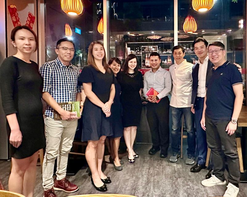 Group photo of Dr Leong (2nd from left), Minister for National Development Desmond Lee and six social good champions at a dinner conversation on socio-economic issues that affect Singapore.