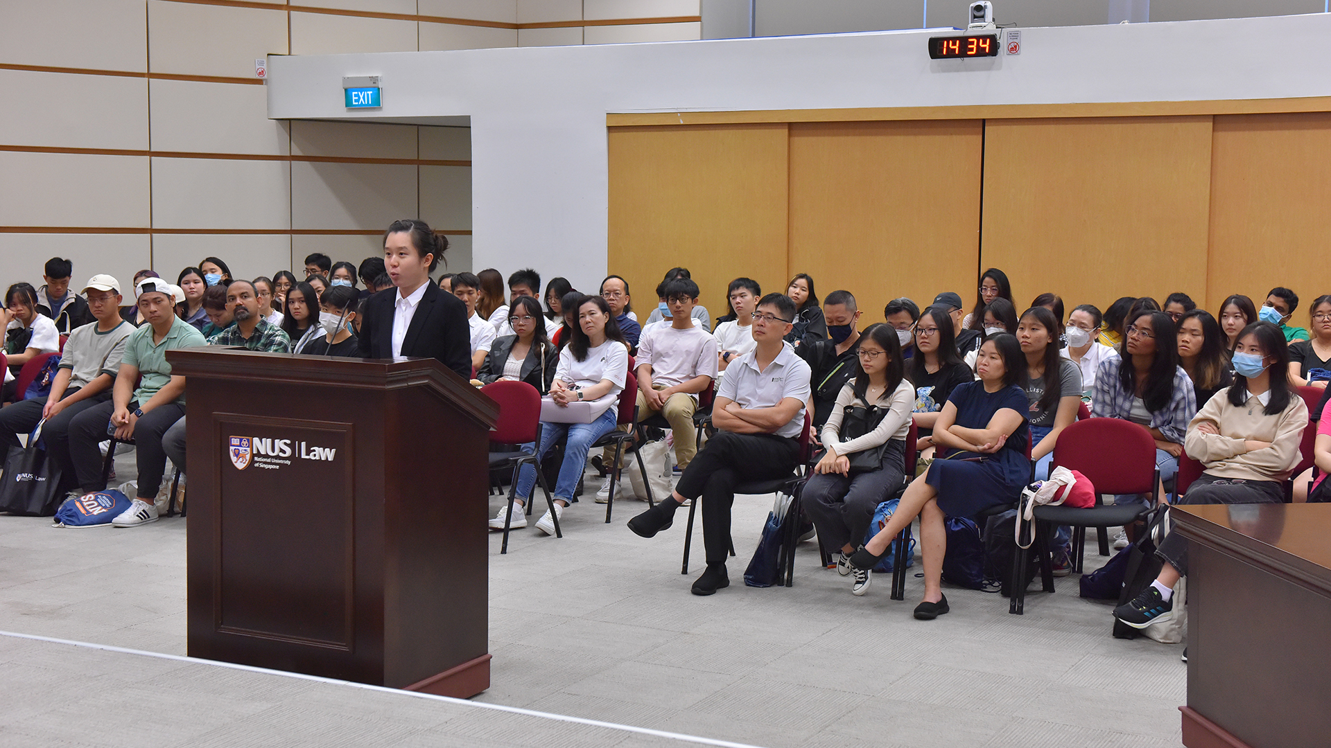 Prospective students got the opportunity to experience a courtroom setting at the moot court session at NUS Law.
