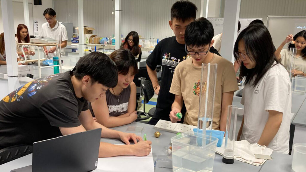 HSI1000 students practising the scientific method during one of the course’s ‘exploratoriums’.